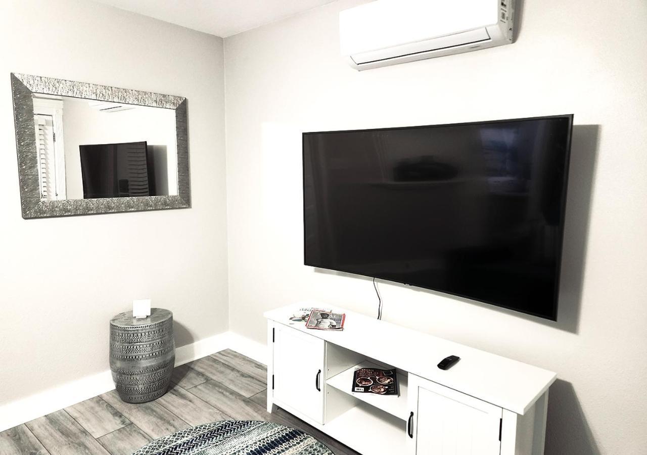 Beautiful Guesthouse, Sleeps 4 - Kitchen, Private Laundry, Ac, Parking, 65' Tv, Close To Stores, Restaurants & Beach Long Beach Dış mekan fotoğraf